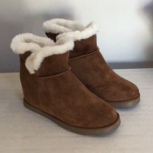 Cushionaire brand women’s cozy winter short boots, size 9.